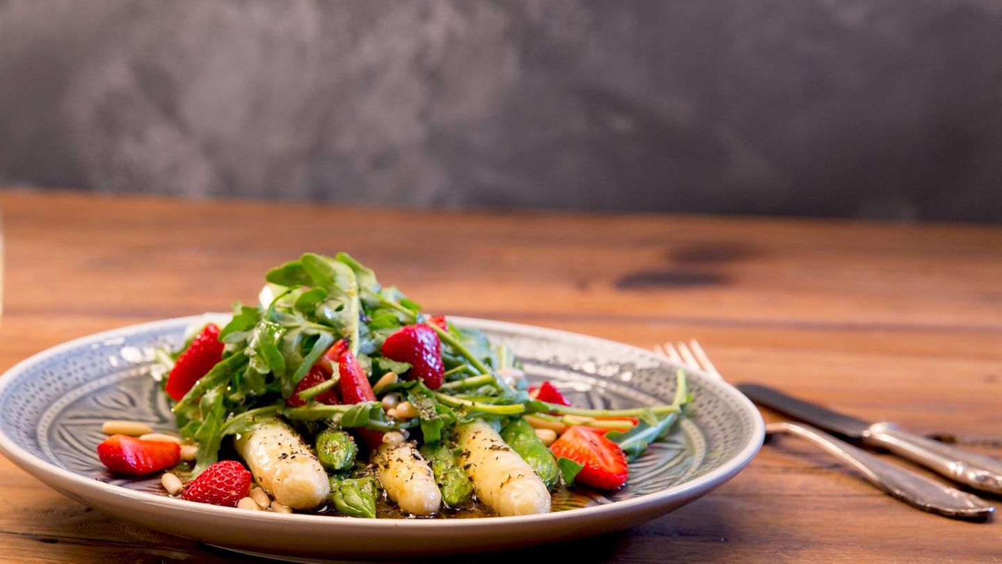 Spargel-Erdbeer-Salat mit Balsamico-Dressing Rezept
