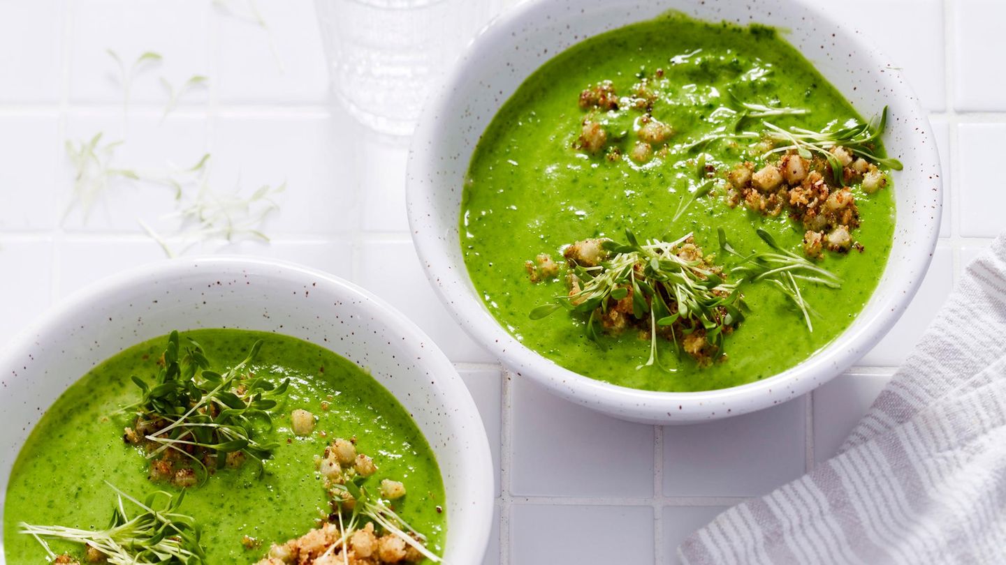 Zucchini-Suppe mit Sellerie-Croûtons: schnell & einfach