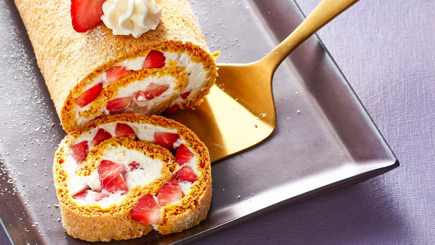 Biskuitrolle mit Erdbeer-Frischkäse-Füllung Rezept - [ESSEN UND TRINKEN]