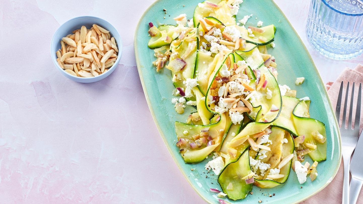 Zucchini-Salat mit Feta und Mandeln: schnell & einfach