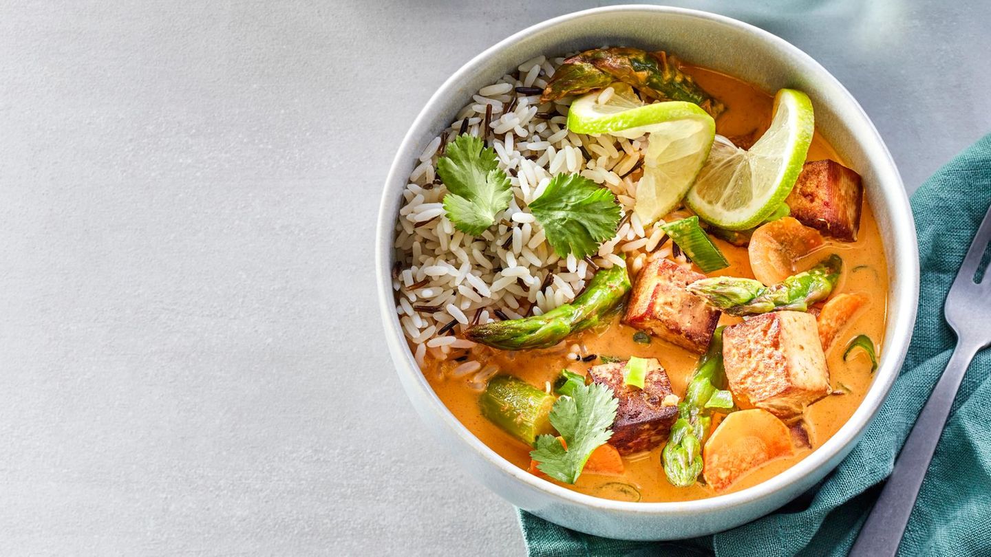 Tofu-Curry mit grünem Spargel: schnell & einfach