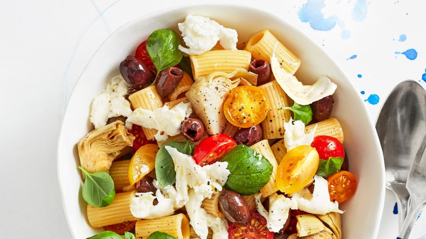 Pasta Caprese: Blitzschnelle Pasta mit Tomaten, Mozzarella und frischem Basilikum