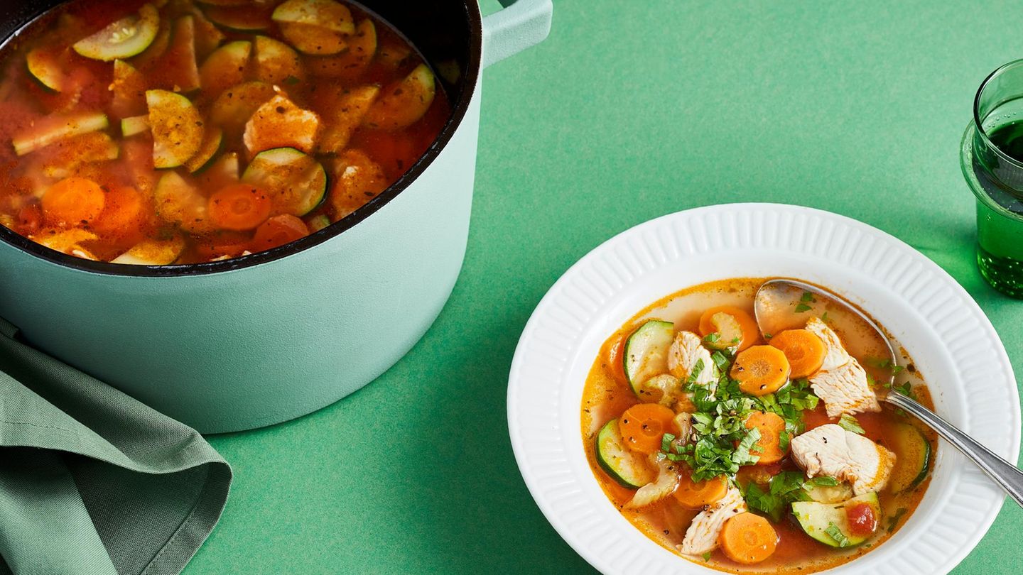 Low Carb Gemüsesuppe mit Hähnchen: schnell & kalorienarm