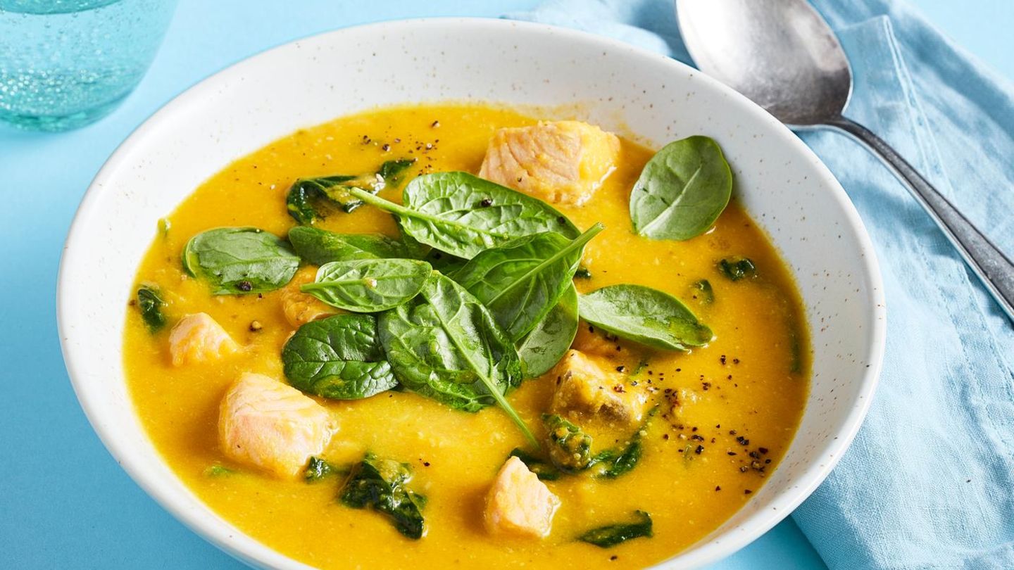 Karotten-Spinat-Suppe mit Lachs: schnell & raffiniert