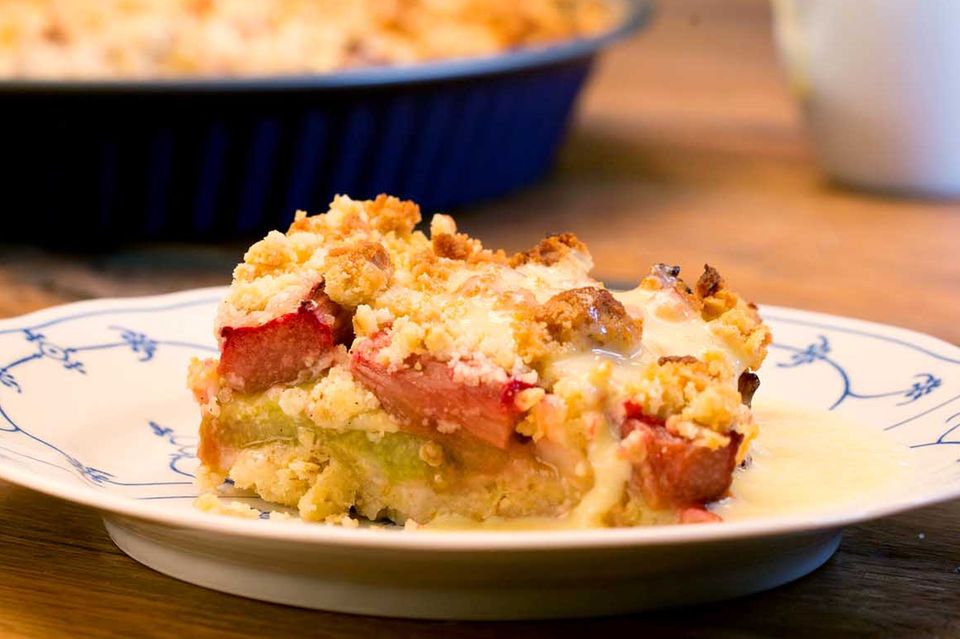 Rhabarber Crumble mit Haferflocken: einfach &amp; lecker - [ESSEN UND TRINKEN]