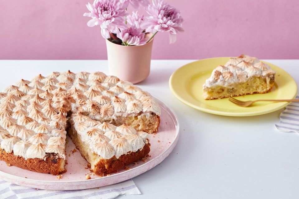 Saftiger Stachelbeerkuchen mit Haselnuss-Baiser