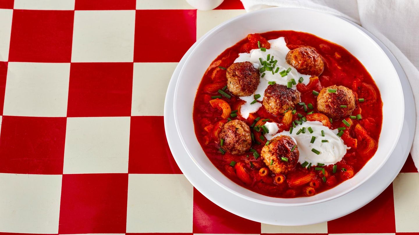 Würzige Tomatensuppe mit Fleischbällchen: Kochen für die Familie