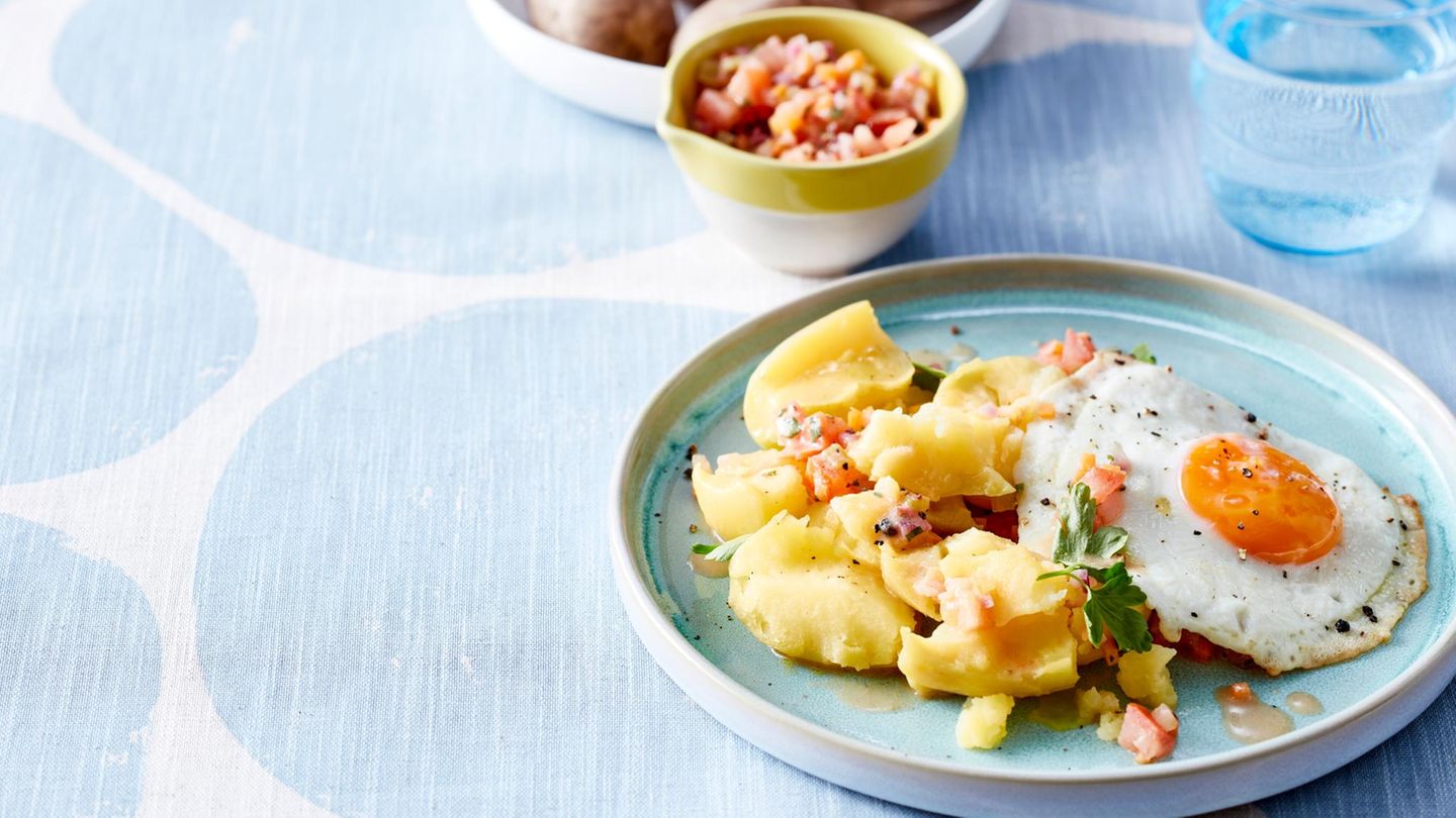 Kartoffeln mit Gemüse-Vinaigrette und Spiegelei: raffiniert & fettarm