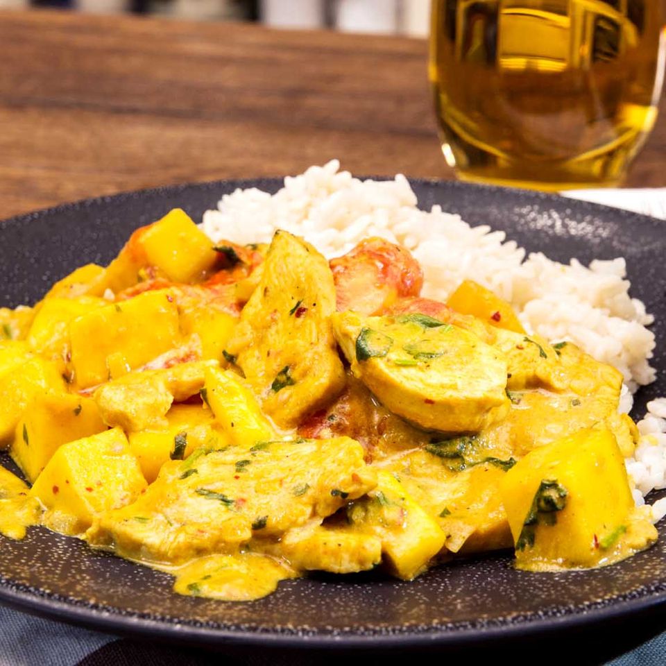 Brasilianisches Hühnchen mit Kokosmilch und Mango