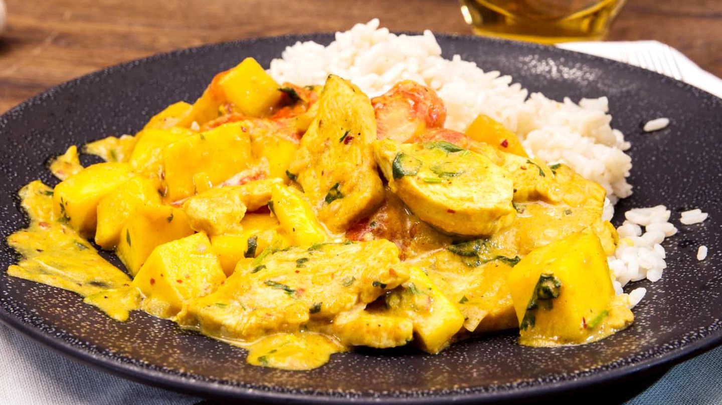 Brasilianisches Hühnchen mit Kokosmilch und Mango: einfach & cremig