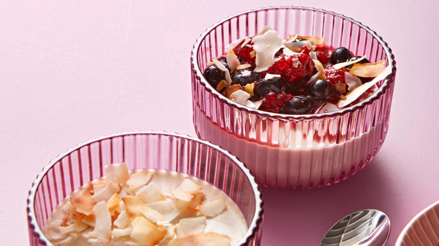 Kokos-Panna-cotta mit Beeren: sommerliches Dessert