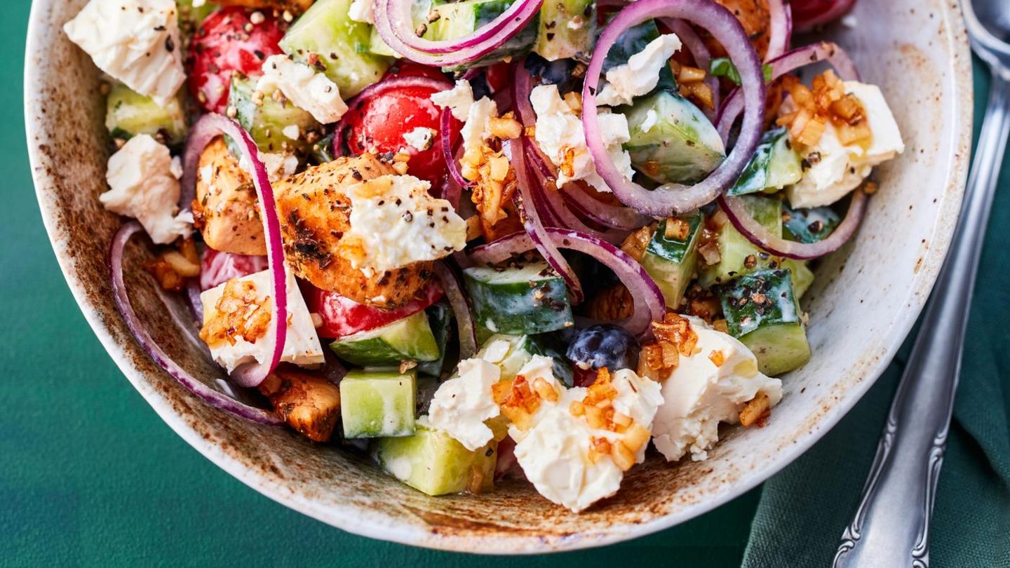 Schnelle Hähnchen-Feta-Bowl – mediterrane Bowl mit Gemüse, Oliven und Joghurt-Dressing