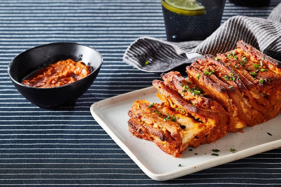 Mediterranes Zupfbrot mit Mozzarella und Tomate