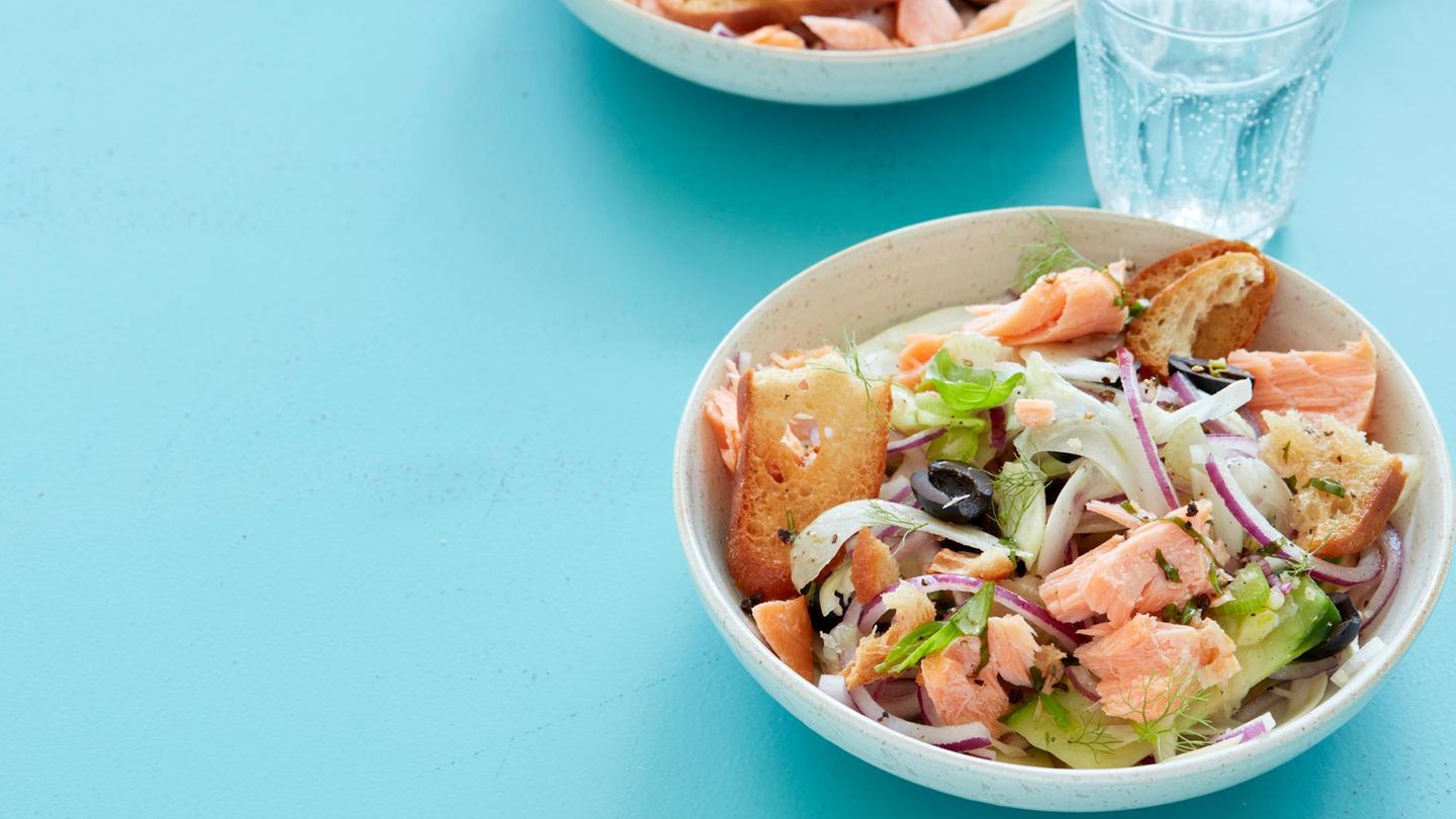 Lachs-Gurken-Panzanella: schnell & aromatisch