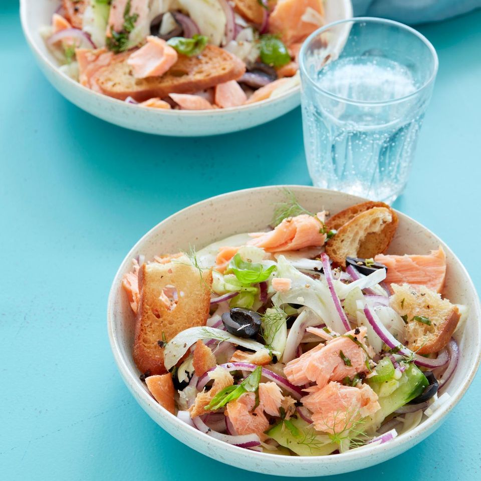 Lachs-Gurken-Panzanella: schnell &amp; aromatisch - [ESSEN UND TRINKEN]