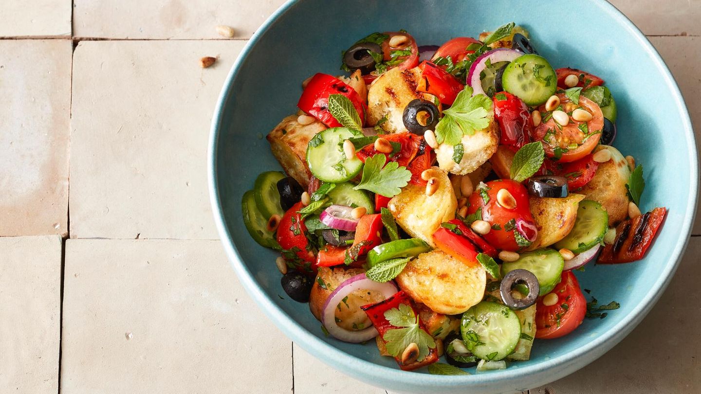 Mediterraner Gemüse-Brot-Salat: 30-Minuten-Salatglück