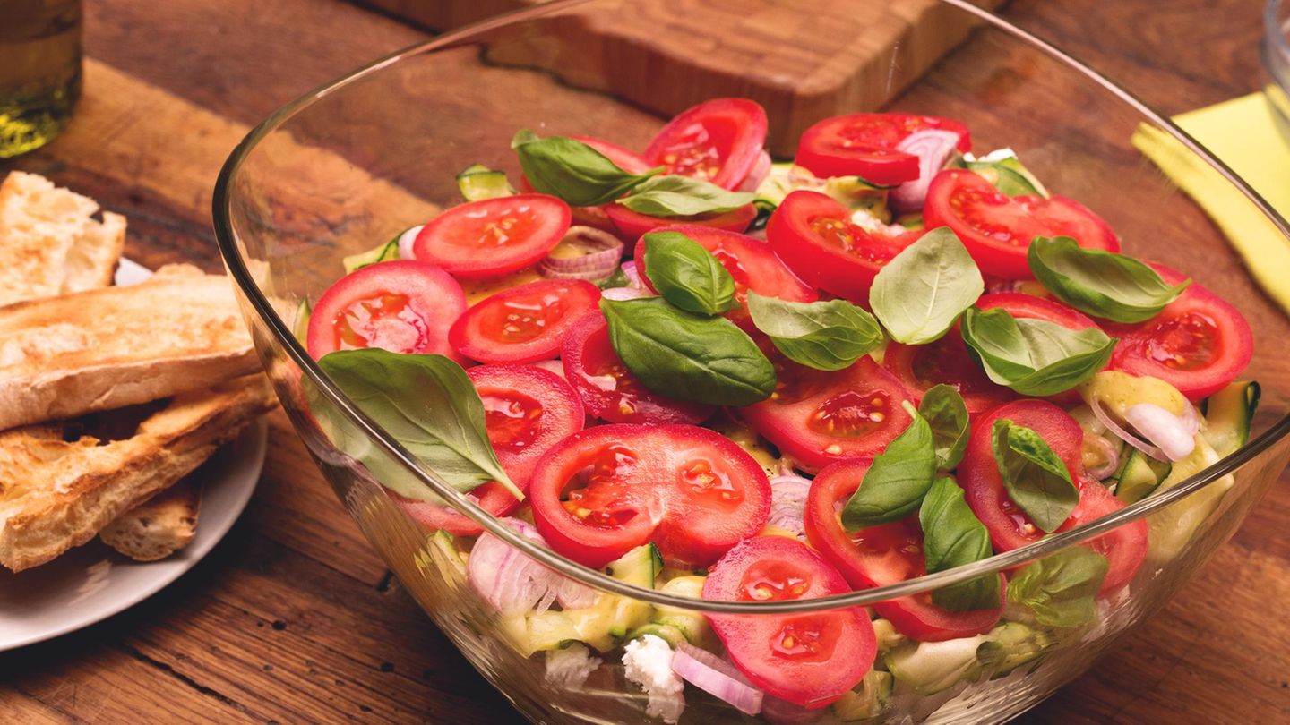 Mediterraner Schichtsalat mit Ciabatta: sommerlich &amp; aromatisch ...