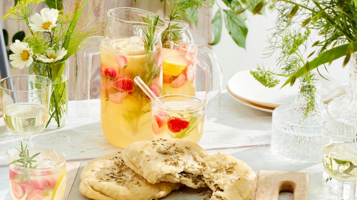 Weiße Sangria-Bowle: sommerlicher Aperitif