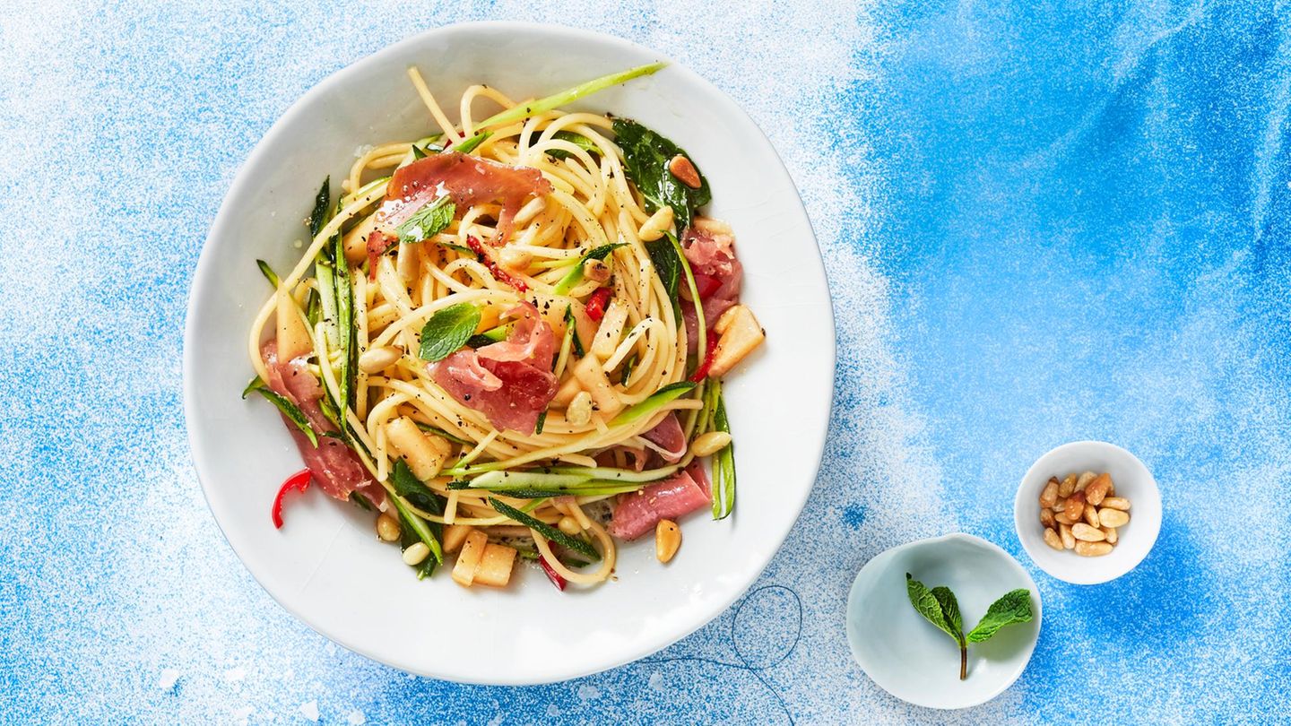 Spaghetti mit Serranoschinken – schnelles Pastagericht mit Tomaten und Rucola
