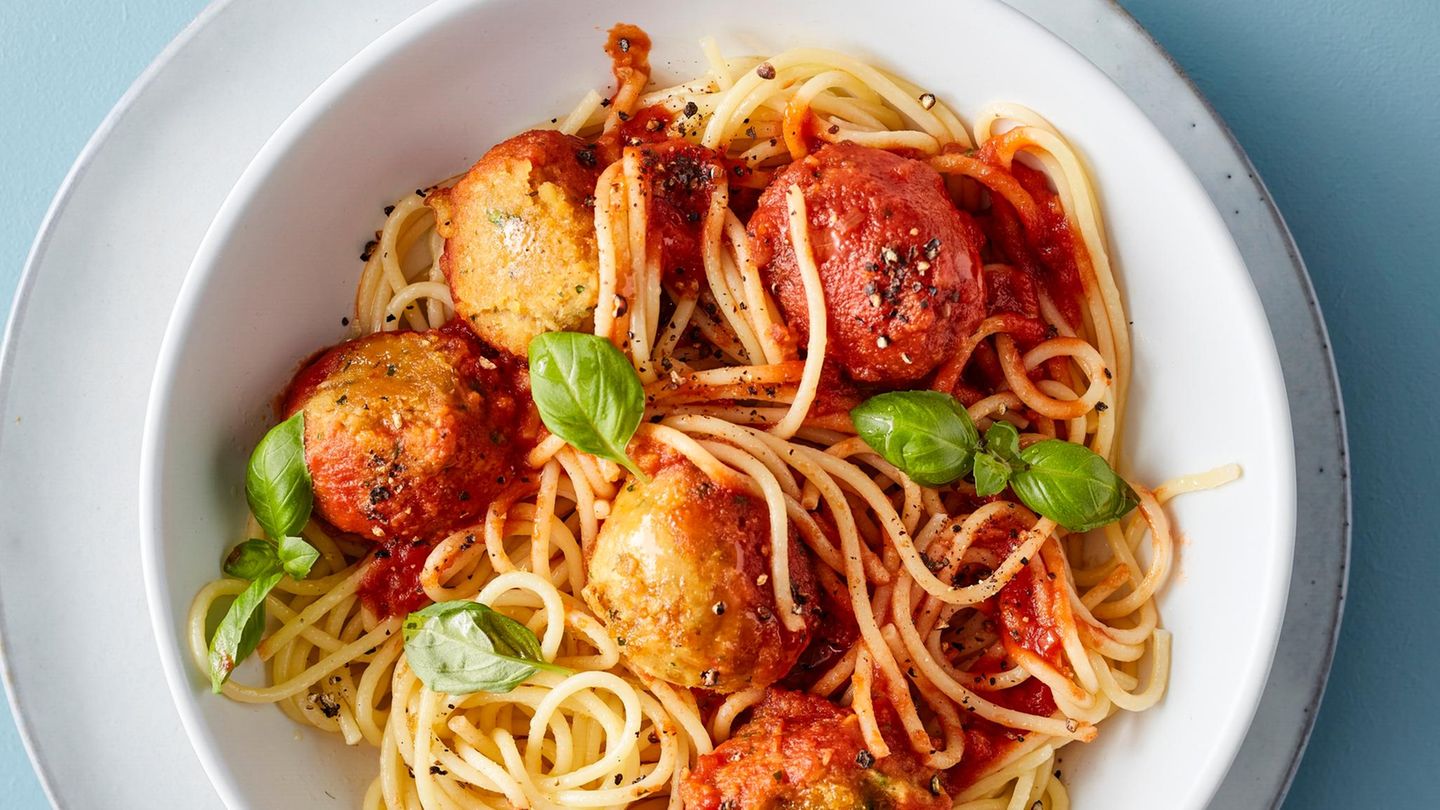 Linsenbällchen-Pasta: vegetarisches Mittagessen
