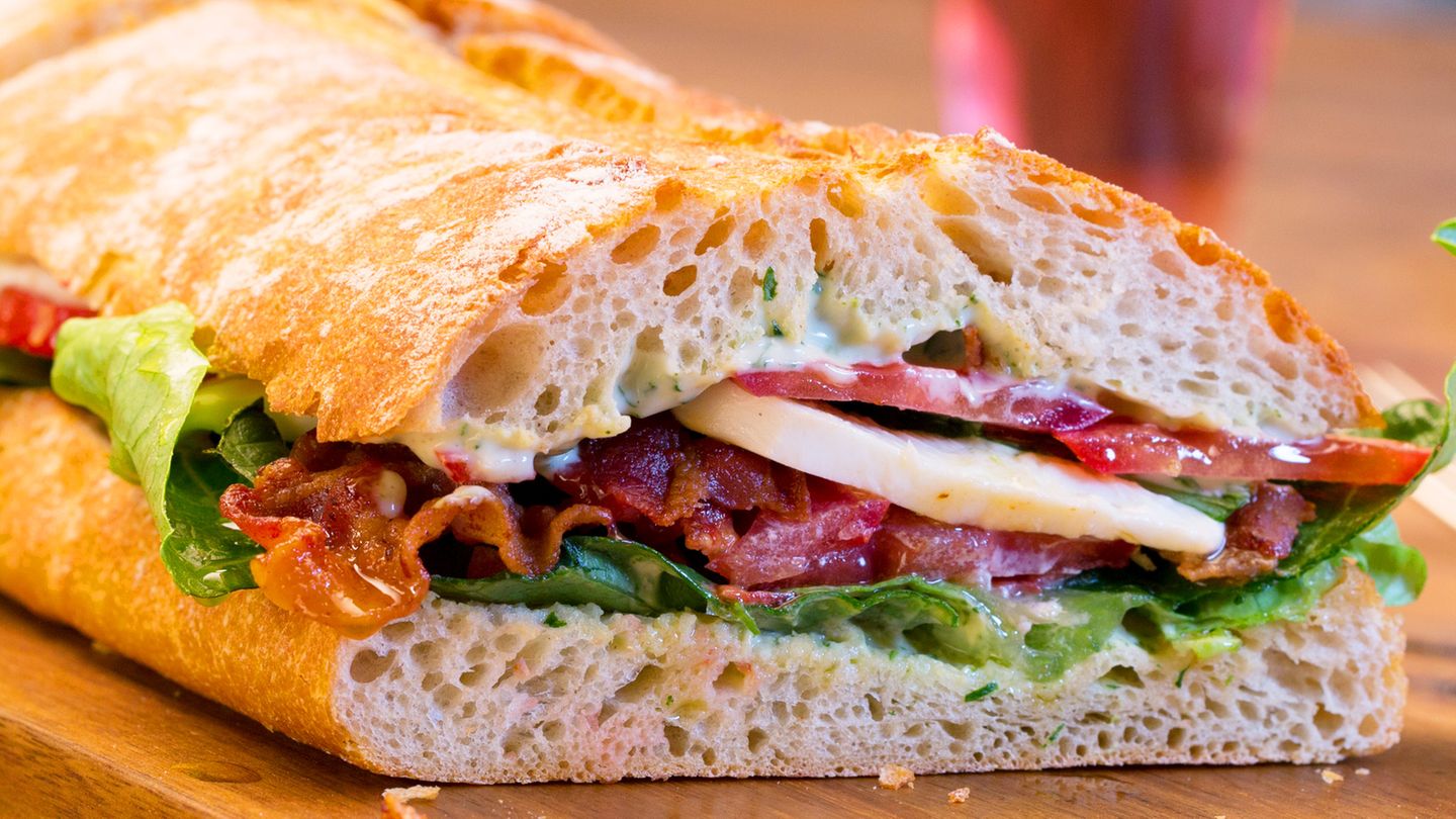 Caprese Bacon Ciabatta Sandwich: klassisch italienisch