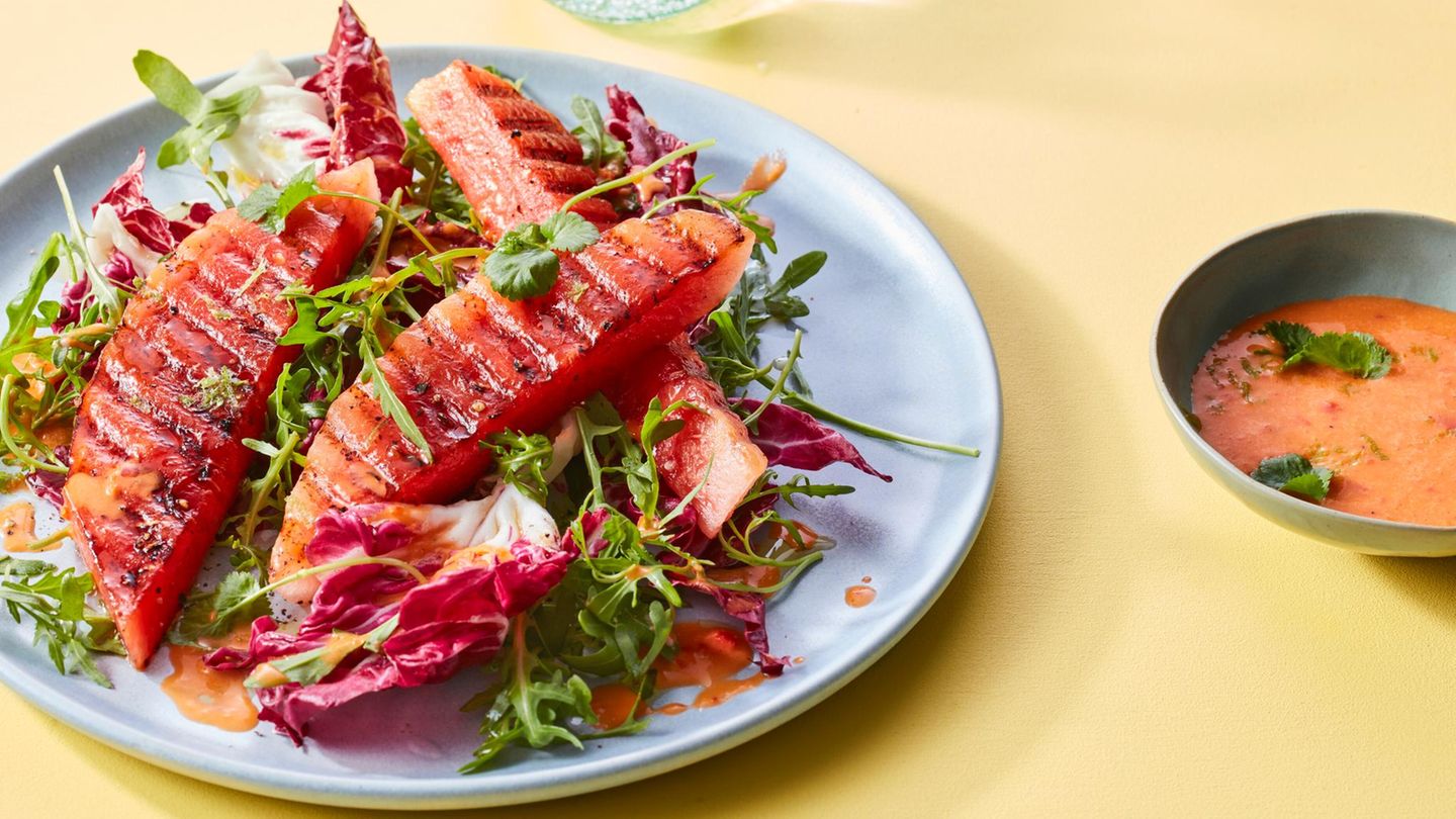 Gegrillter Wassermelonensalat: sommerlich leicht