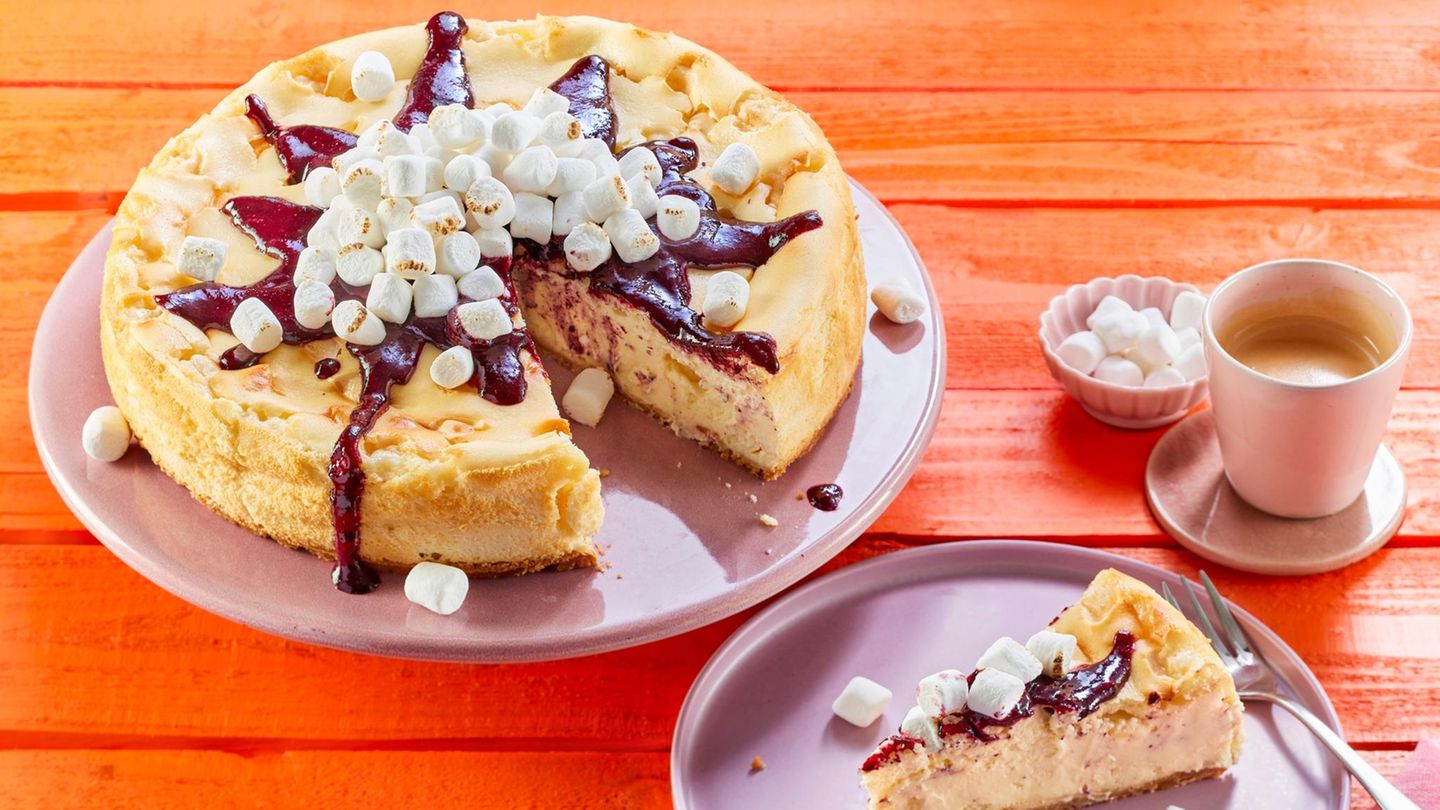 Cheesecake mit Blaubeersauce und Marshmallows