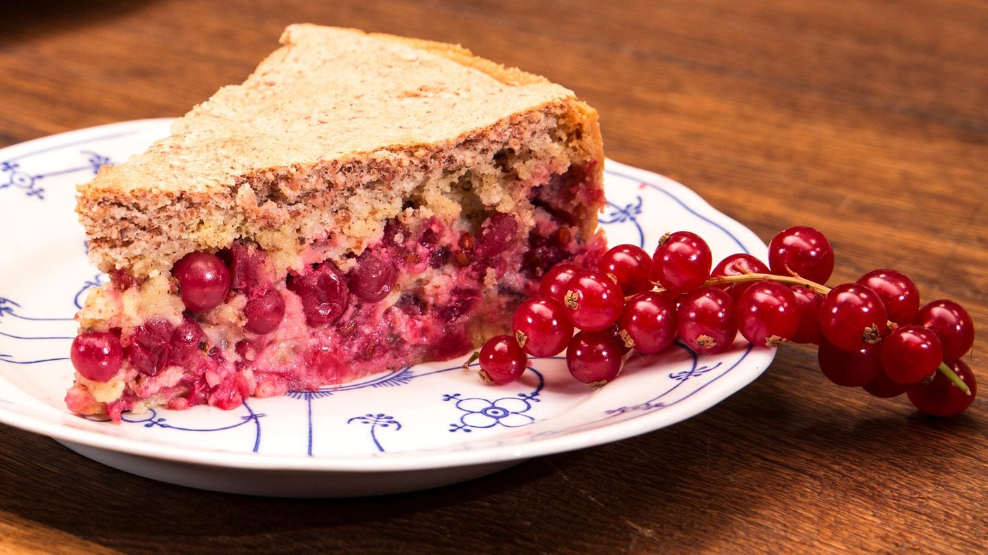 Johannisbeerkuchen mit Mandeln: sommerlicher Kuchen mit Frucht