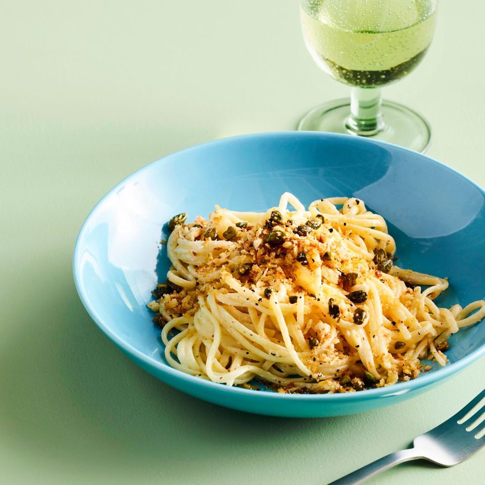 Zitronen-Linguine mit Knoblauch-Crunch
