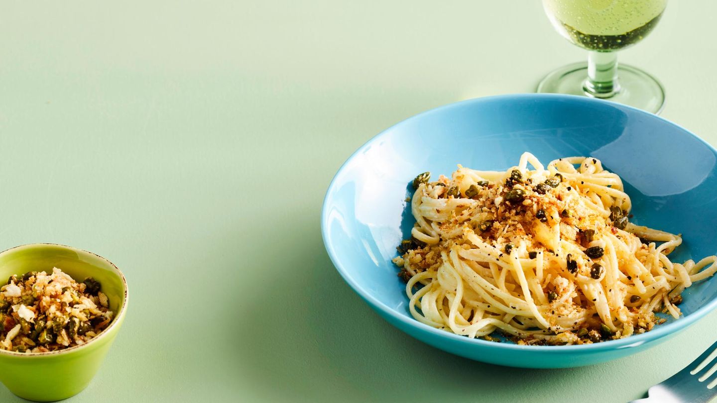 Zitronen-Linguine mit Knoblauch-Crunch: schnell & aromatisch