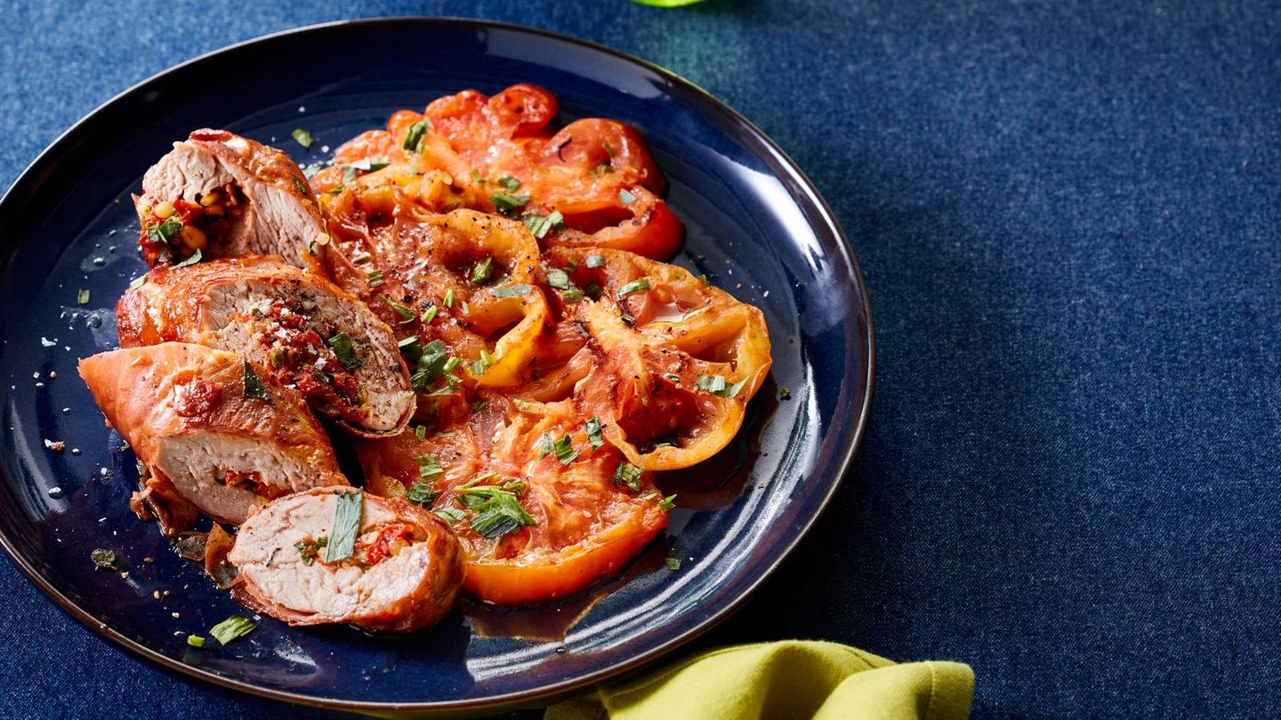 Gefülltes Schweinefilet mit gegrillten Tomaten: italienischer Genuss