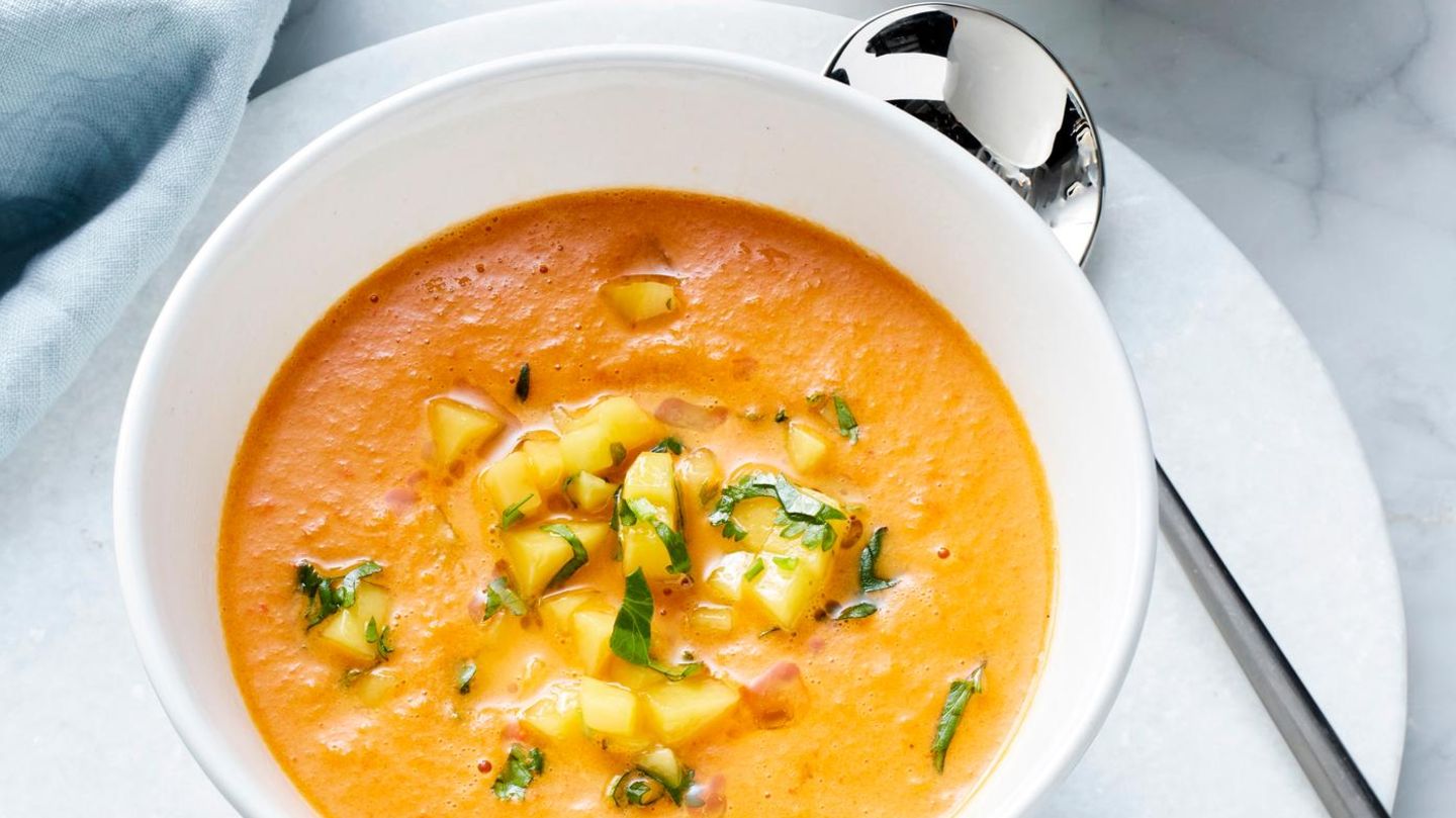Paprikasuppe mit Mango-Salsa: fruchtig-exotisch