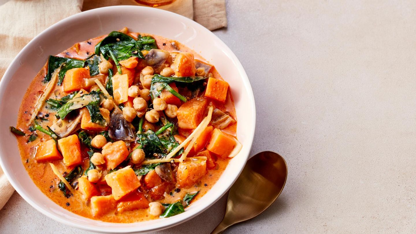 Süßkartoffel-Curry mit Kokos und Spinat: schnell & würzig