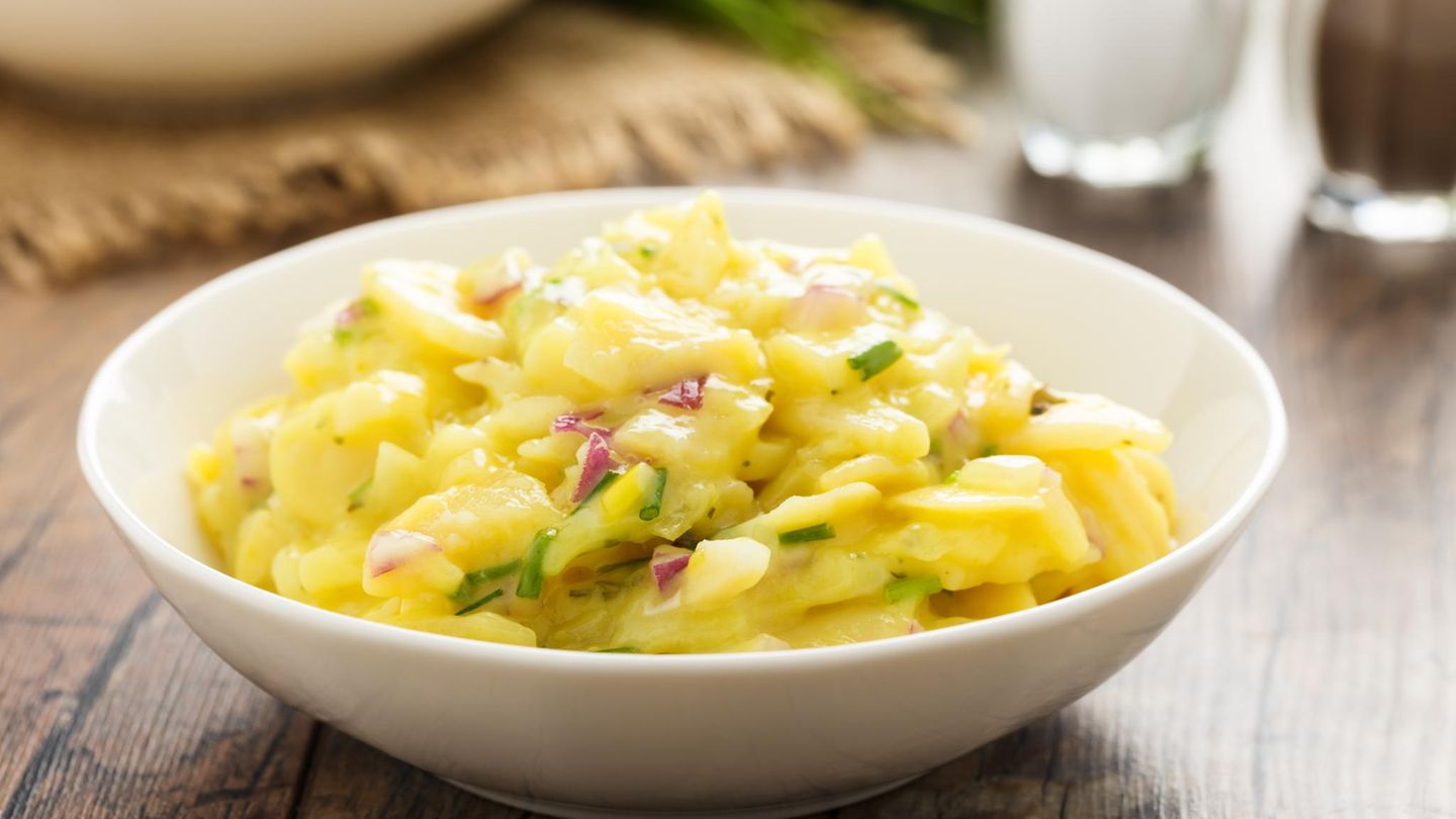 Kartoffelsalat mit Essig und Öl