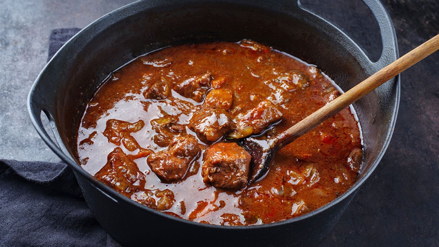 Klassisches Gulasch – zart, einfach & lecker