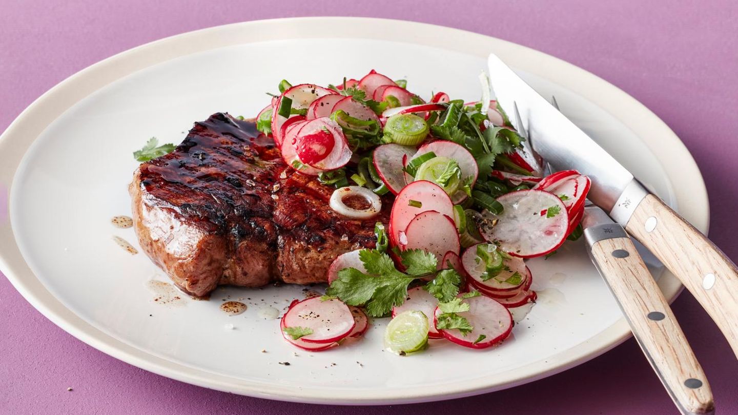 Glasiertes Schweinesteak mit Radieschensalat: 15-Minuten-Rezept