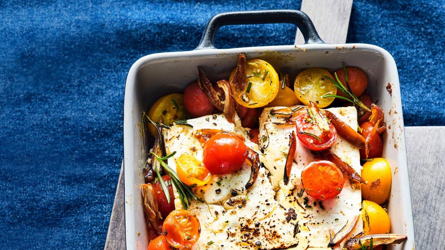 Würziger Ofen-Feta mit Tomaten und Datteln: schnell & aromatisch