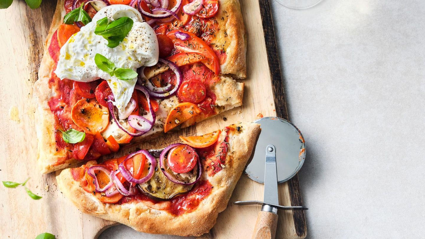 Gemüse-Pizza mit Burrata: schnell & vegetarisch