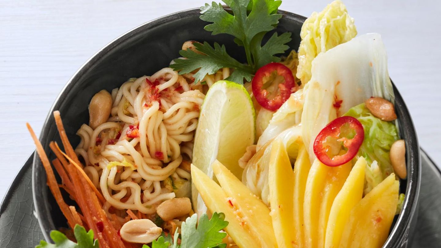 Thai-Salat mit Mango und Chinakohl: asiatische Bowl