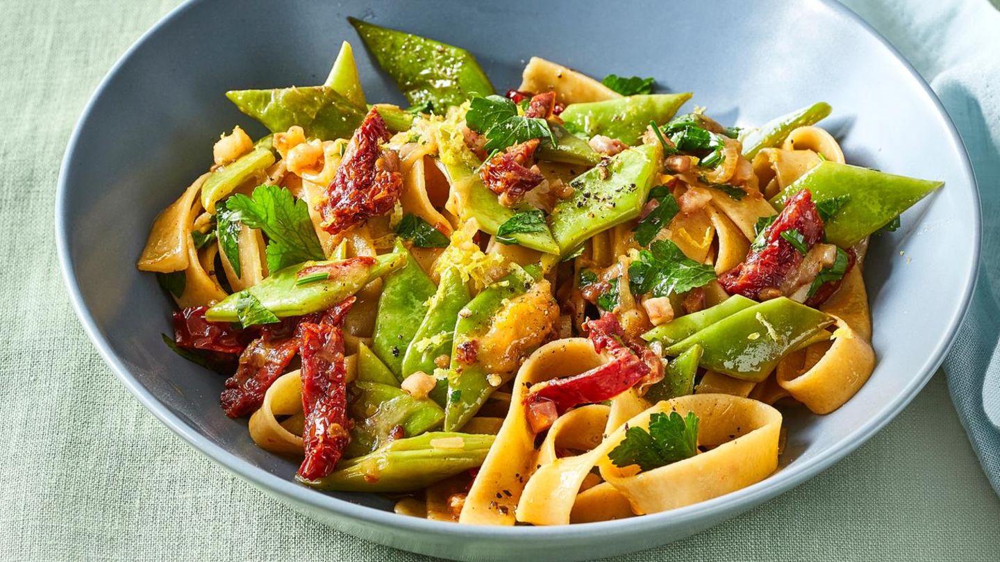 Bohnen-Tagliatelle mit Speck: schnelles, gesundes Pfannengericht