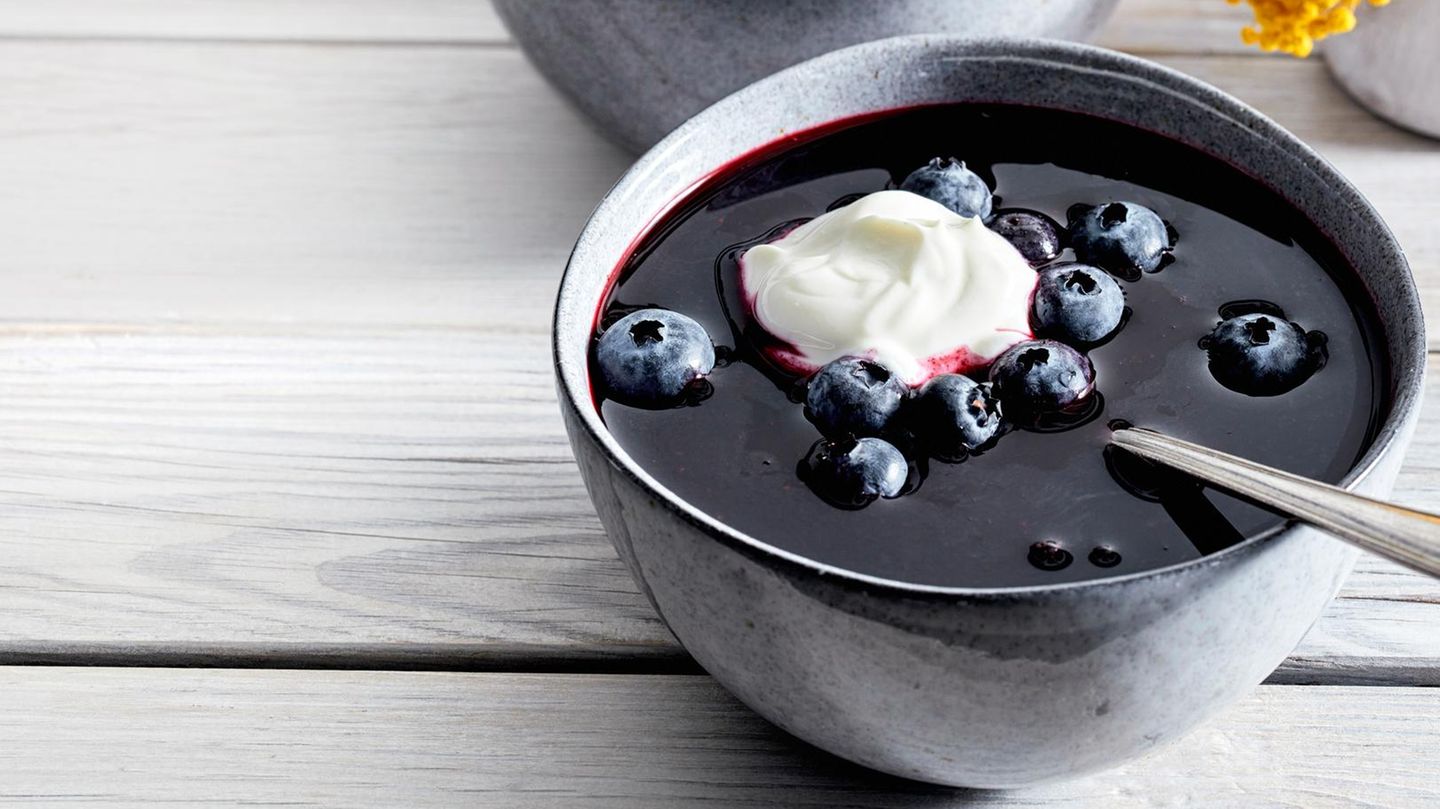 Einfache schwedische Heidelbeersuppe: fruchtig & süß
