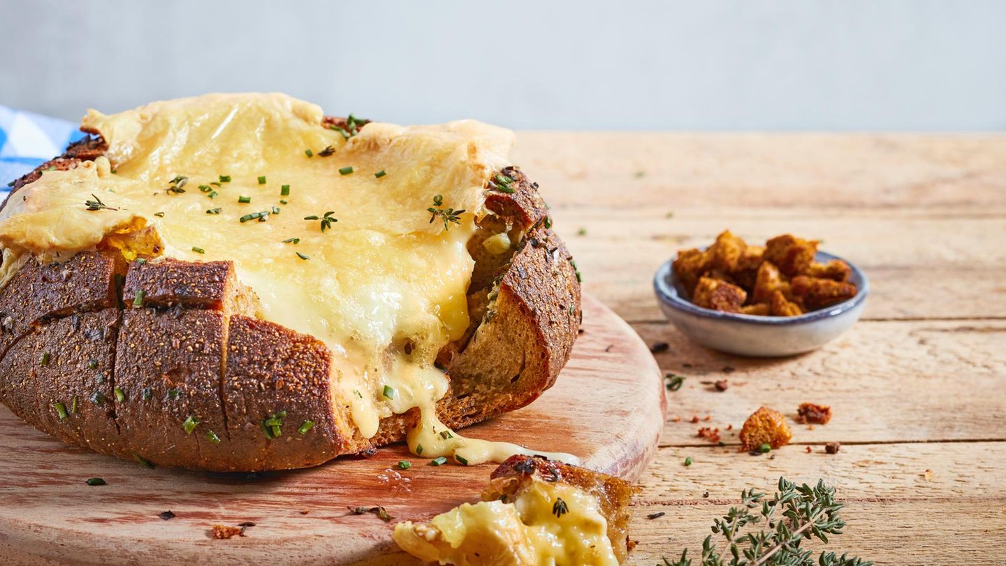 Ofenkäse im Kräuterbrot: genialer Snack