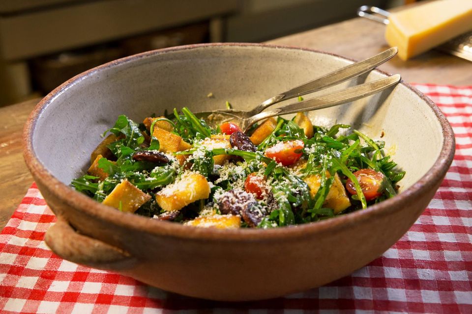 Italienischer Brotsalat: schnell &amp; einfach - [ESSEN UND TRINKEN]