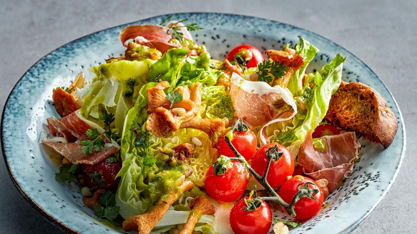 Kopfsalat mit Pfifferlingen: schnell & sommerlich