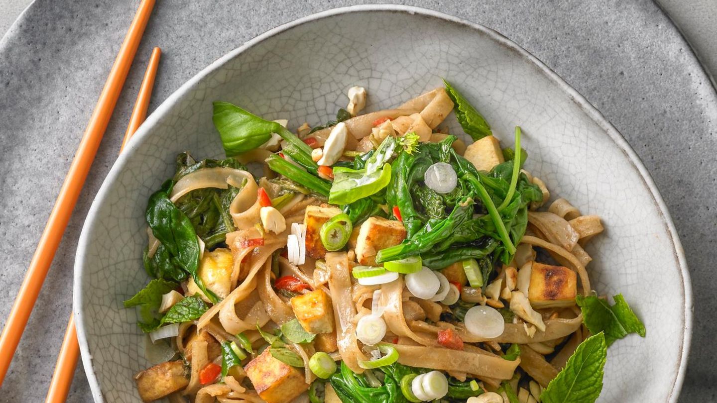 Schnelle Bratnudeln mit Spinat: vegan & würzig