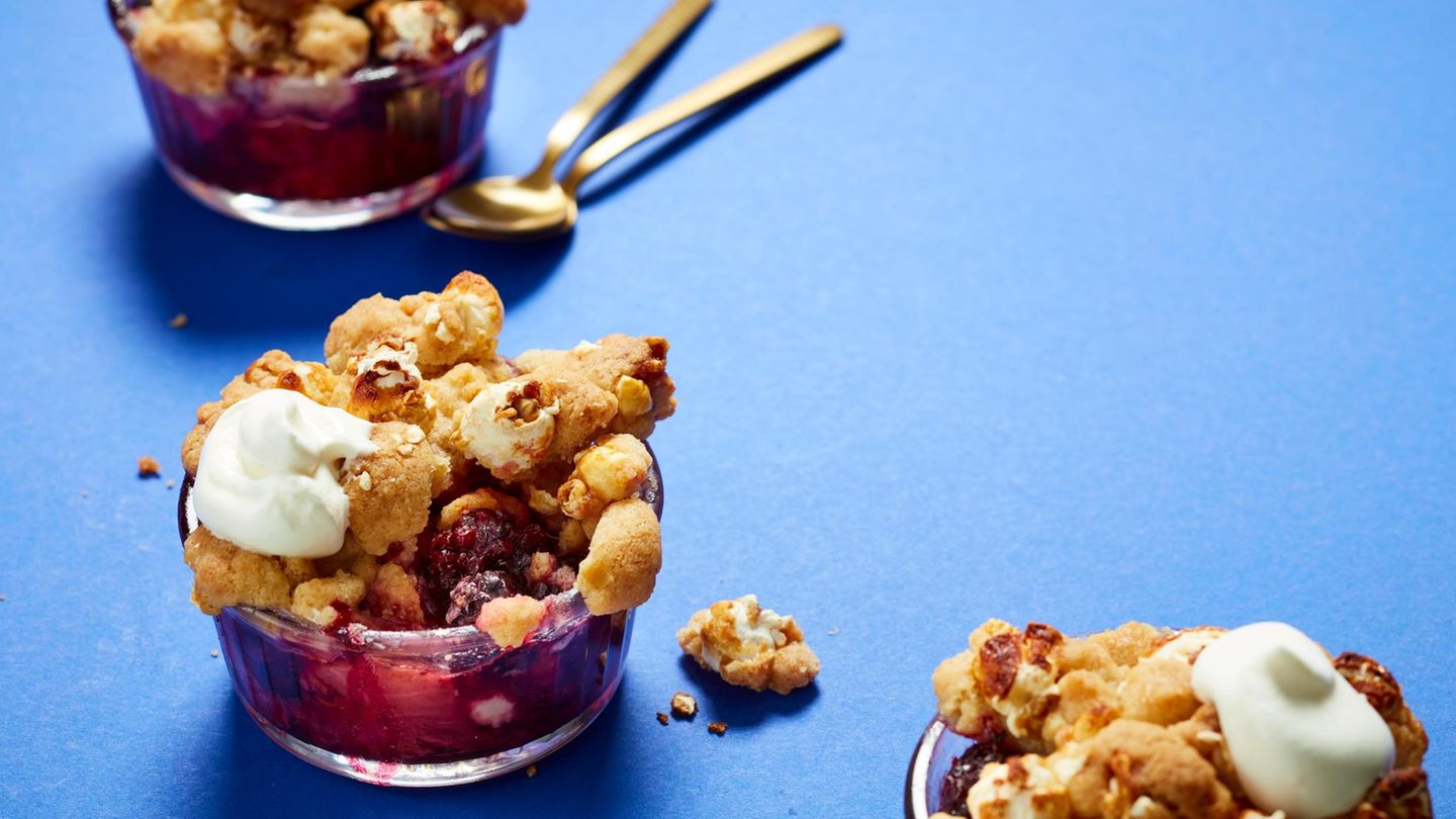 Beeren-Popcorn-Crumble: sommerliches Dessert