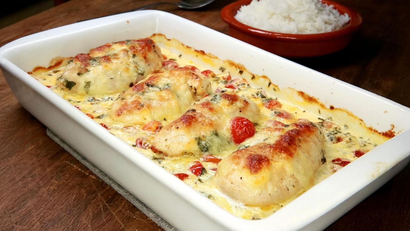 Mozzarella-Hähnchen in Basilikum-Sahnesauce