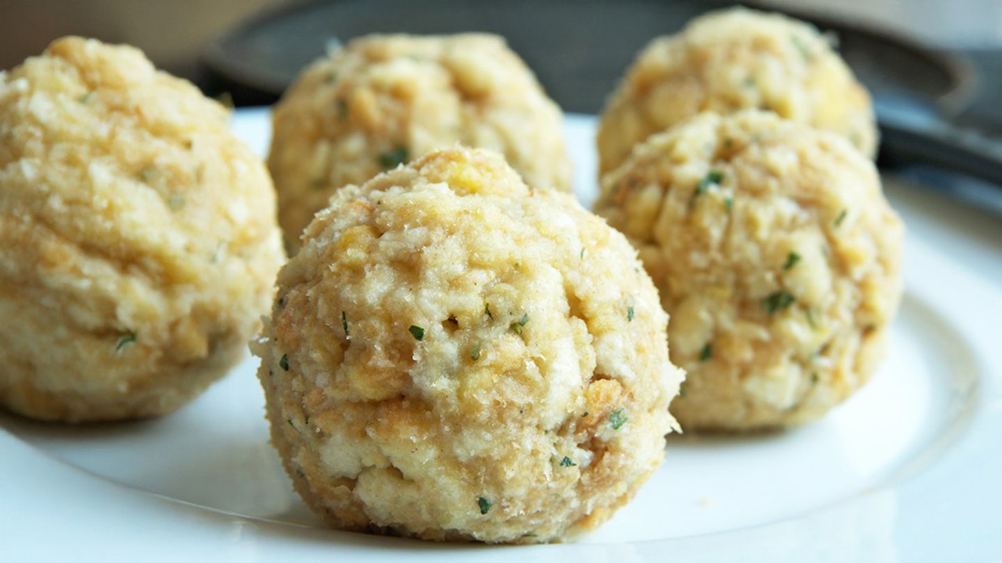 Klassische Semmelknödel – einfaches Originalrezept