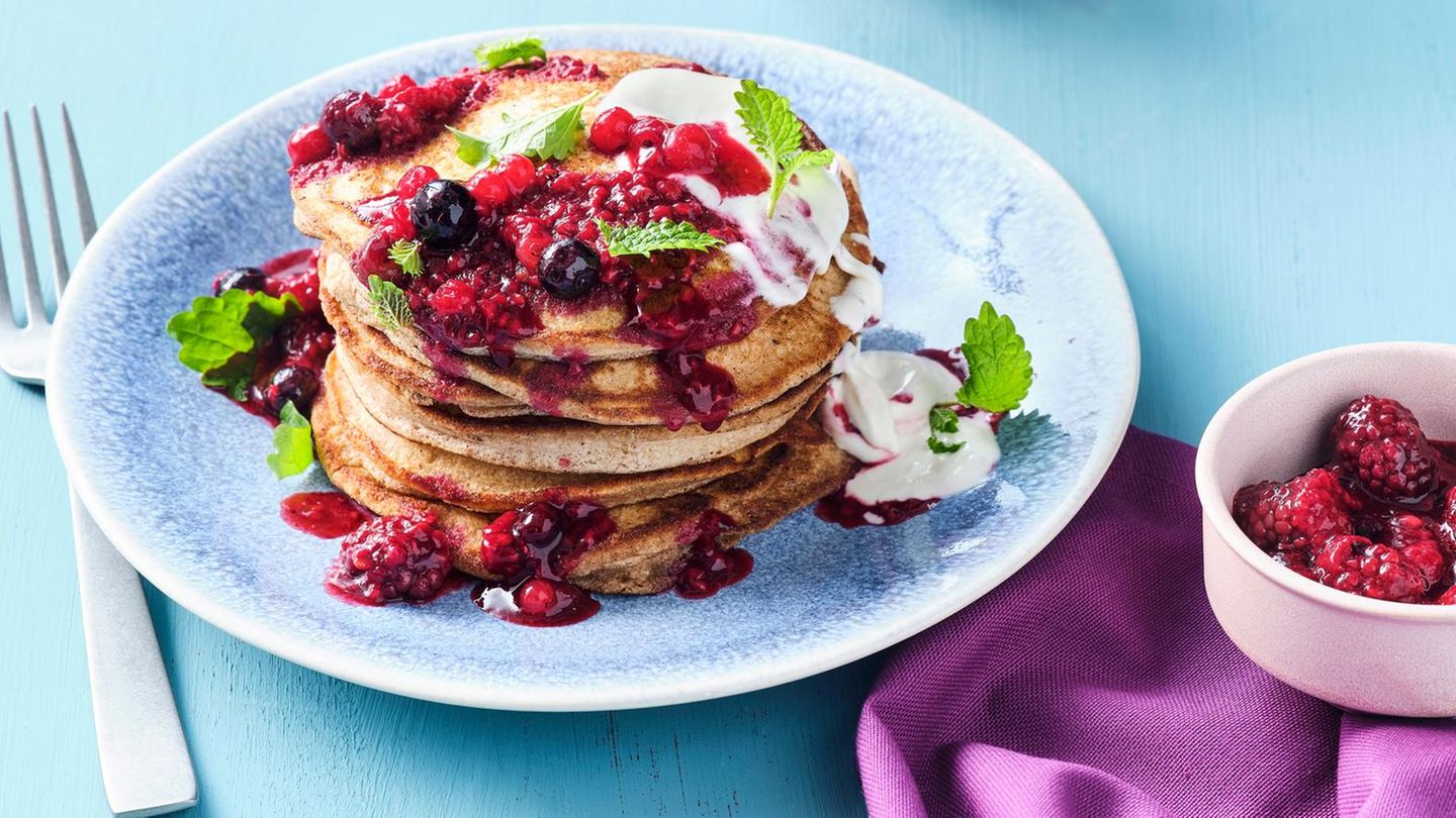 Glutenfreie Buchweizen-Pfannkuchen mit Beeren