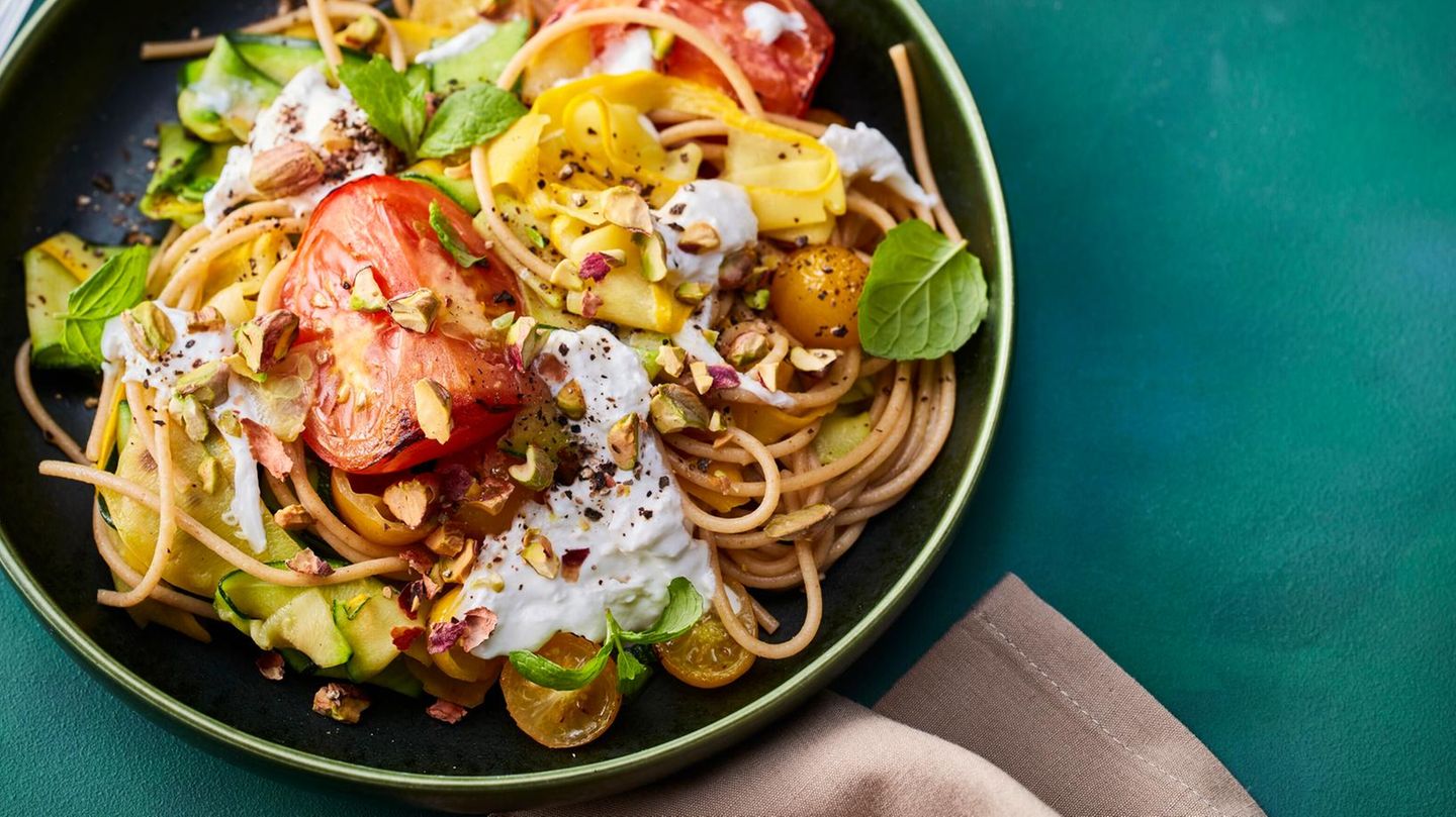 Vollkornnudeln mit Tomaten, Zucchini und Burrata: vegetarisch & schnell